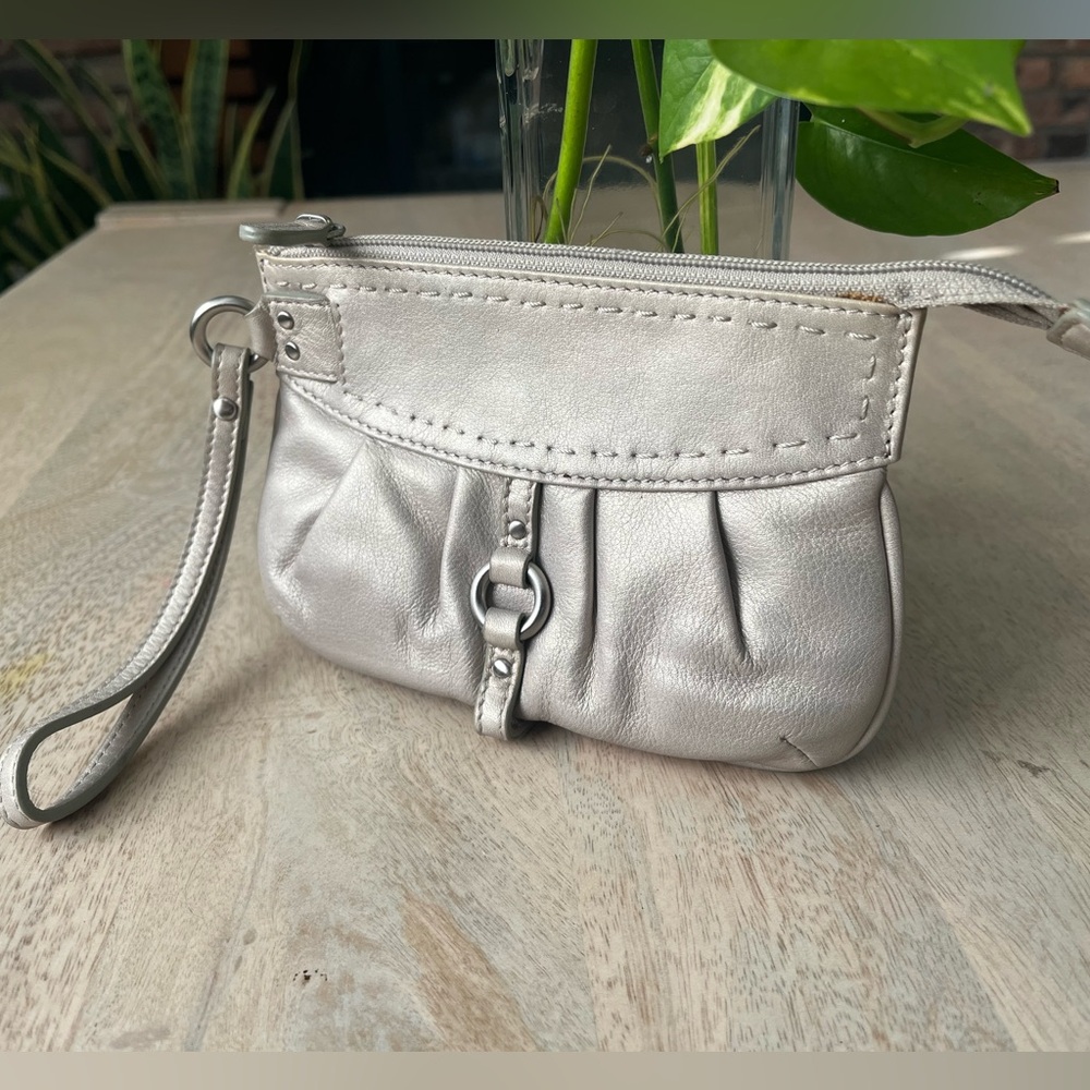 Metallic Silver leather Fossil Sample wristlet, clutch, Never Used, no logo